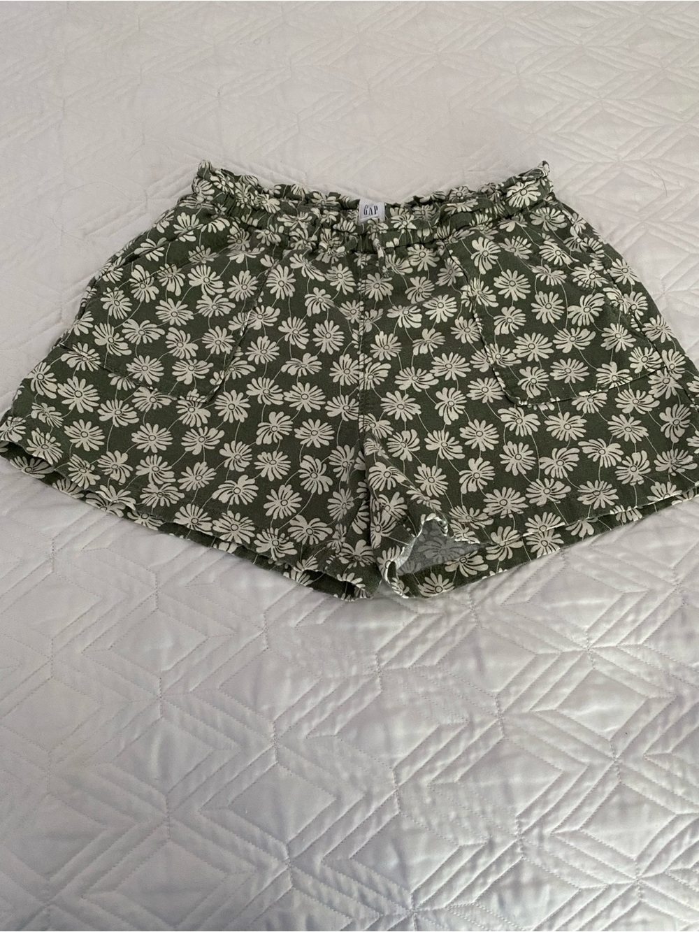 GAP KIDS Olive Green Drawstring Shorts with Cream Daisy Pattern L 10